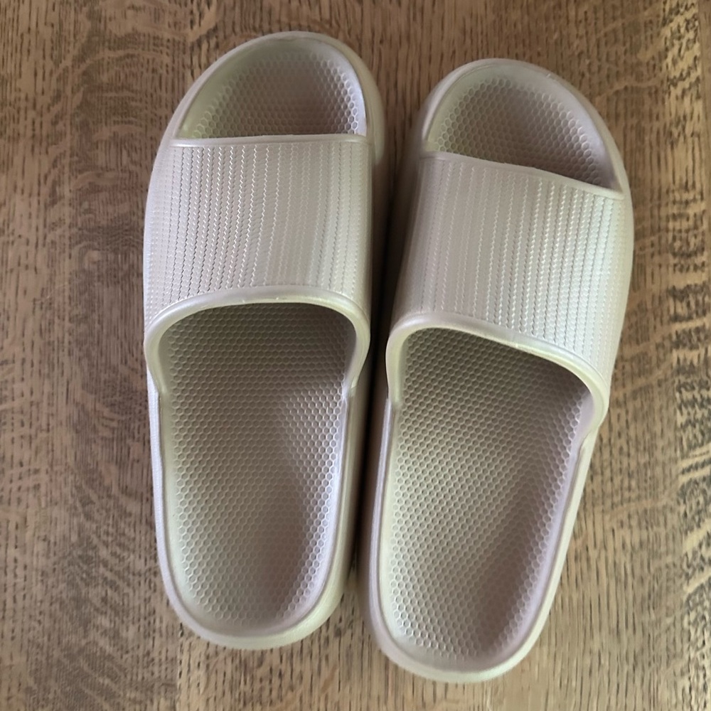 LAST CALL BEFORE ITS DONATED ⭐️Beige/Tan Slide Sandals, size 7.5-8.5 W/6-7 M⭐️